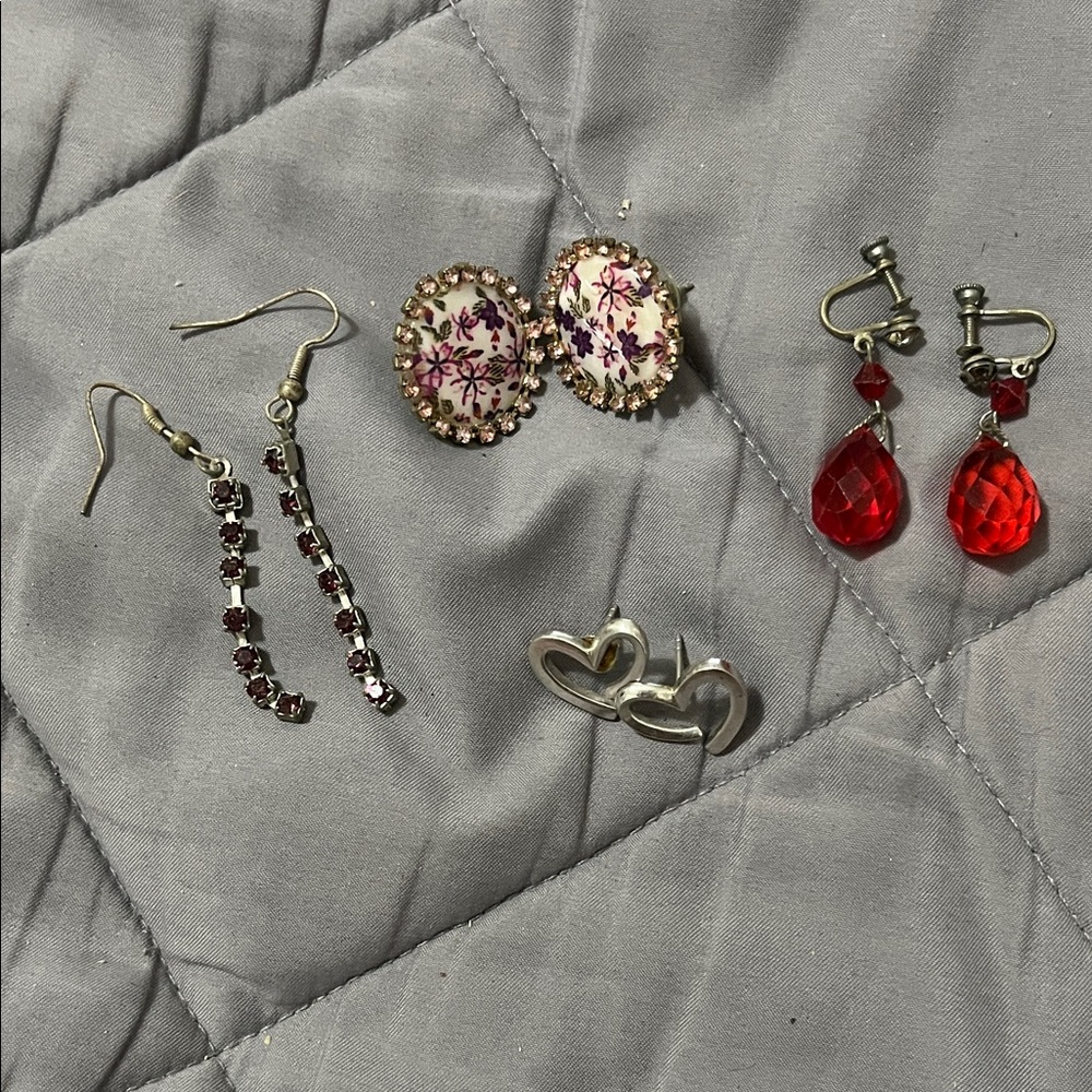 Costume jewelry earrings lot